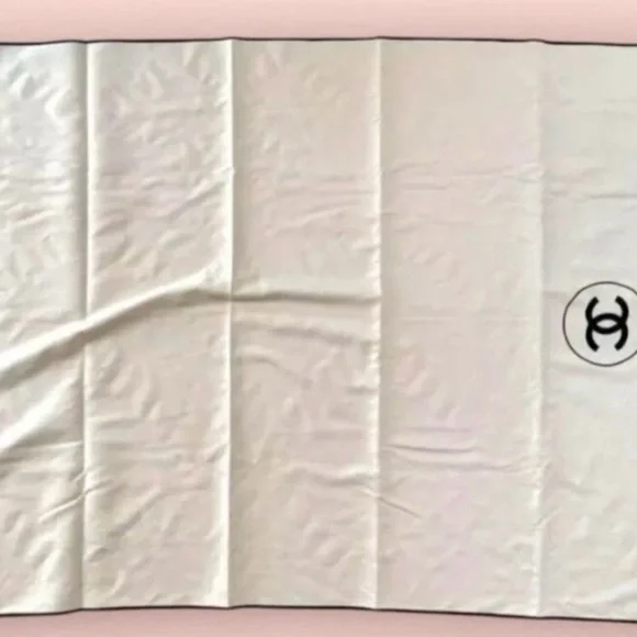NEW Chanel Beauté cream Travel throw blanket - Picture 3 of 9